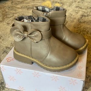 Toddler girls Taupe boots, size 5